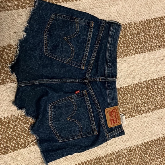 Women’s Levi shorts - Picture 4 of 6